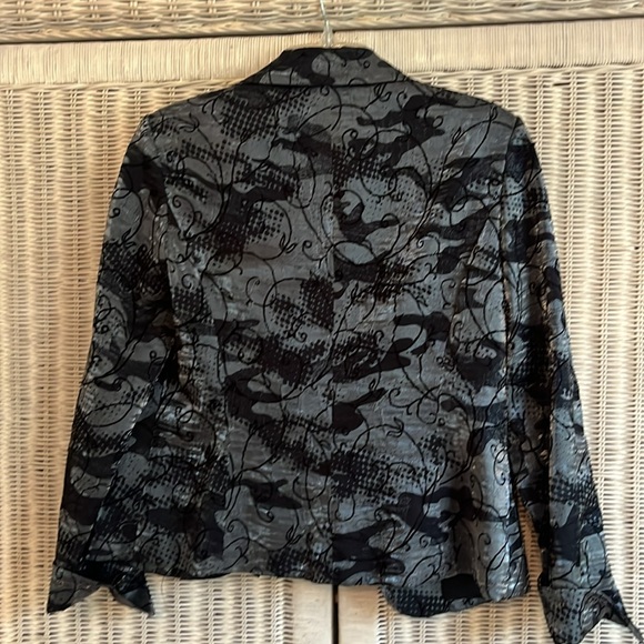 Beautiful silver and black jacket that has a tie at the waist. - Picture 2 of 3